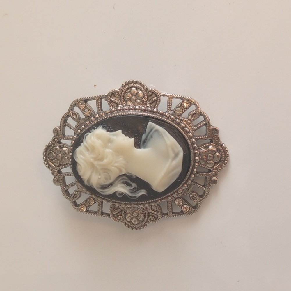 Vintage Style "Cameo"